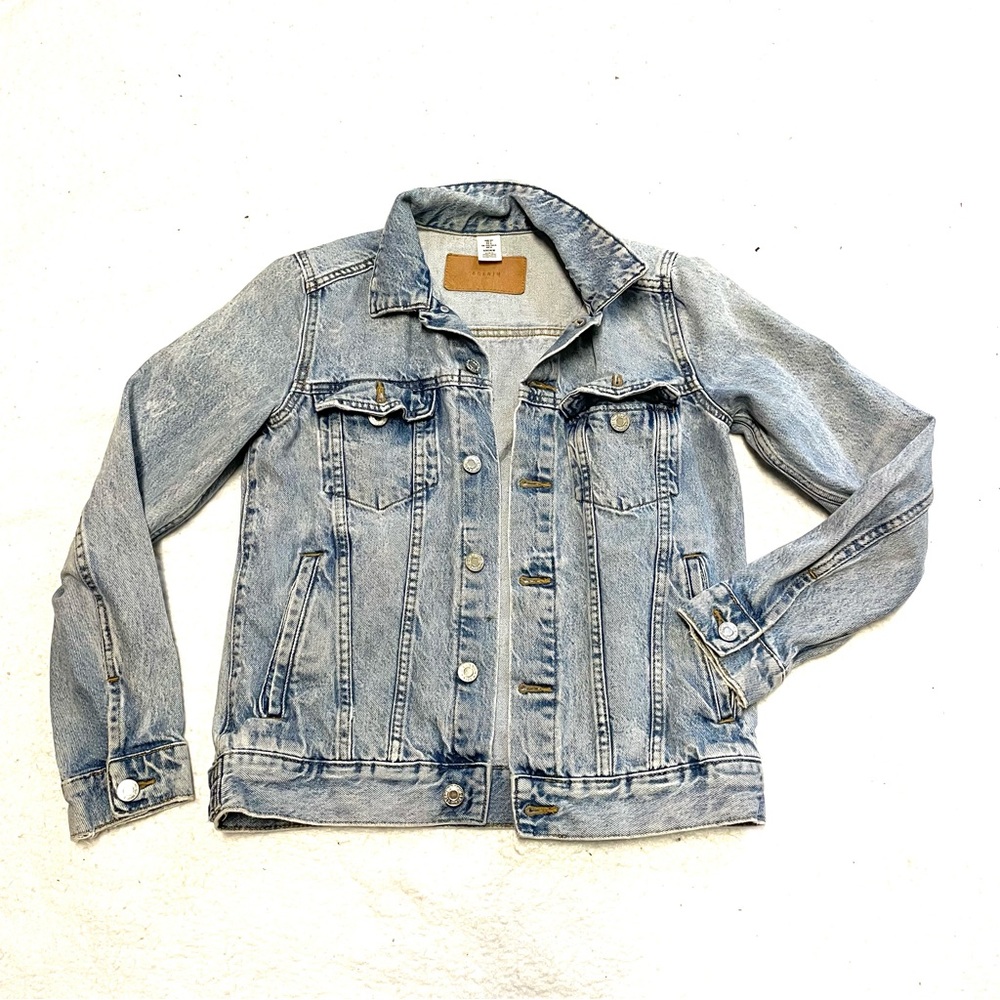 H&M Women's Denim Jean Jacket Size 4 Blue Buttons Classic Light Wash Distressed